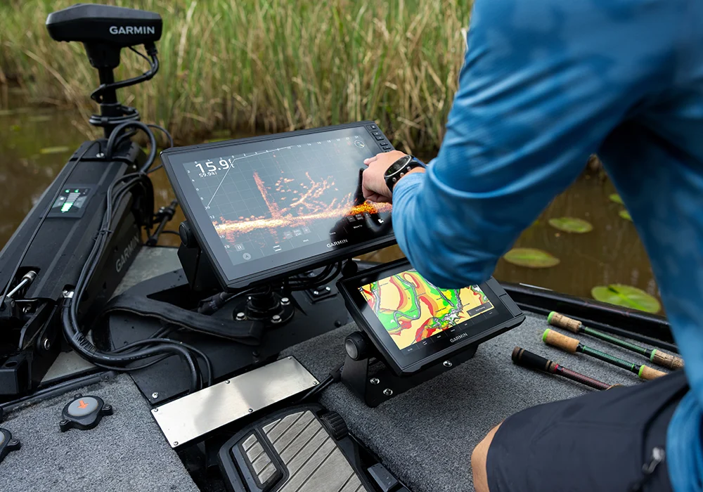 Sportsfisker bruger Garmin kortplotter med LiveScope ekkolod i realtid fra fiskebåd.