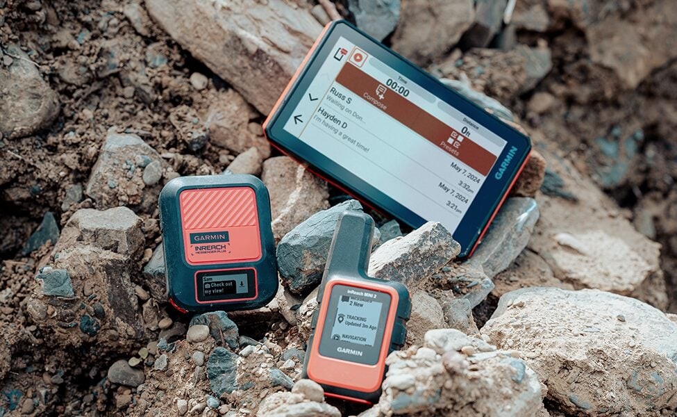 Garmin inReach-enheder til satellitkommunikation placeret på sten i terræn